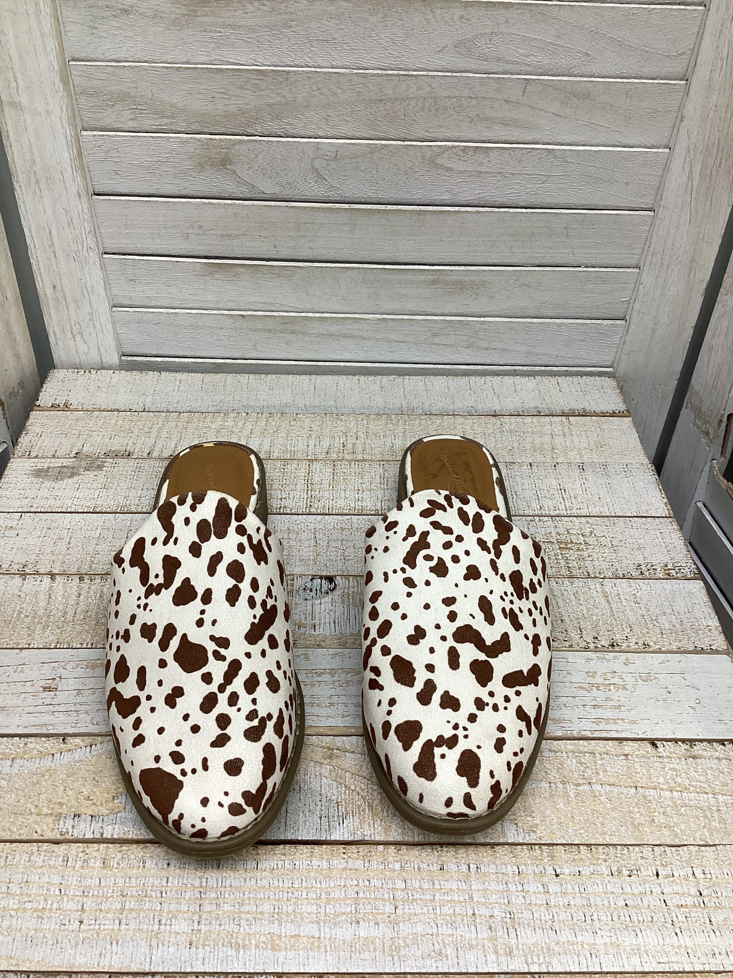 Shoes Flats By Universal Thread In Animal Print, Size: 6.5